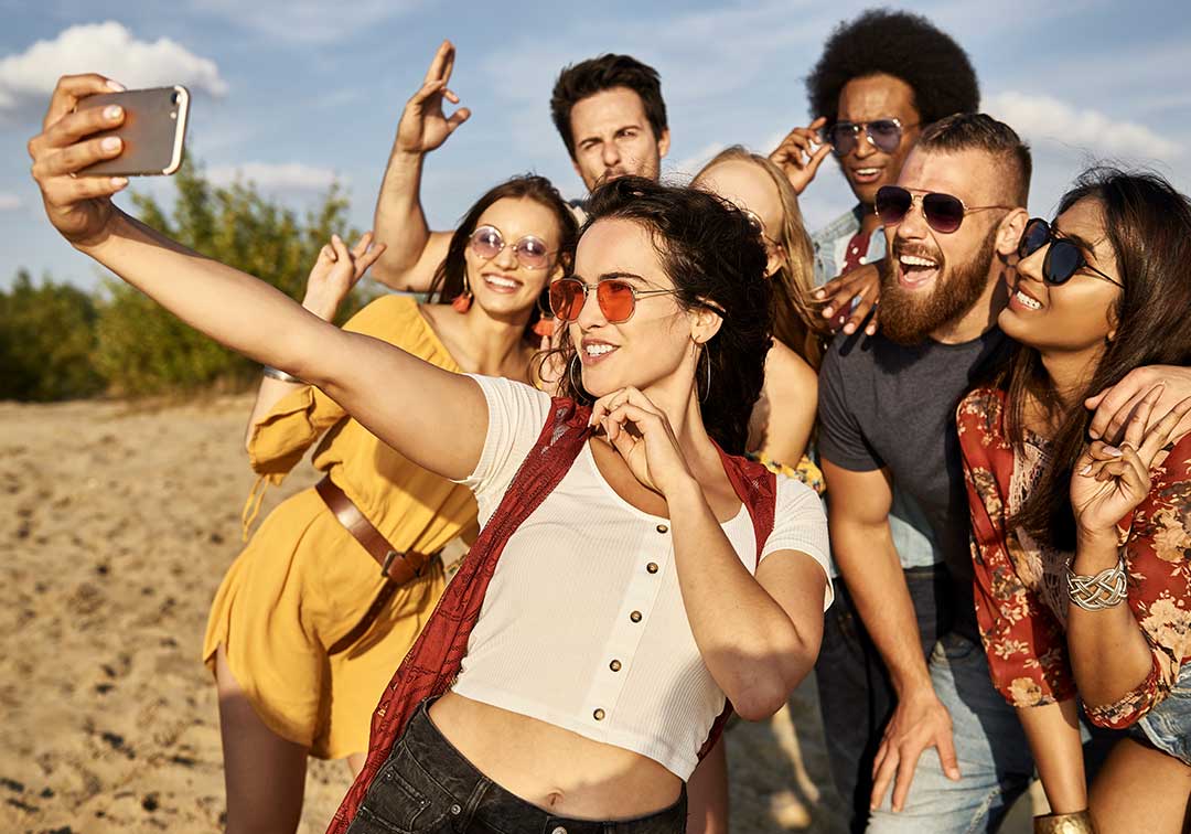 GT-group-friends-taking-selfie-beach